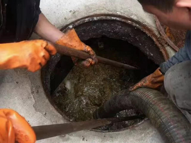 新华清理化粪池时如何避免沼气的危害？